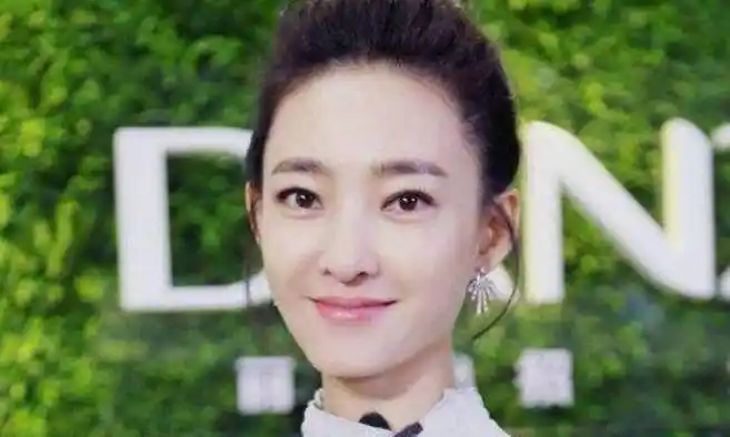 王丽坤近况曝光,穿千元睡衣跳舞笑容甜美,36岁仍被网友夸清纯_少女