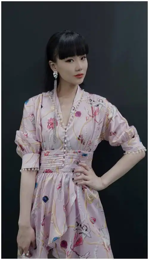 原创黄龄登天赐的声音音乐节目身穿印花旗袍大秀美腿