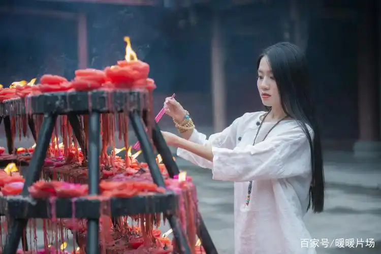 美图摄影:寺庙里的优雅气质女孩,祈福未来