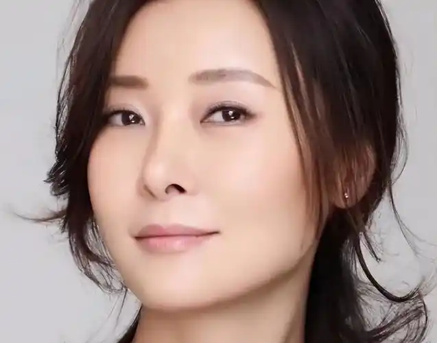 感情经历丰富,50岁却还未婚,柯蓝到底在追求什么?