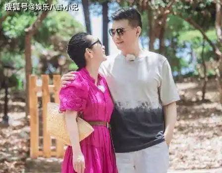 为了使秦海璐相信,王新军拿出了离婚证书.