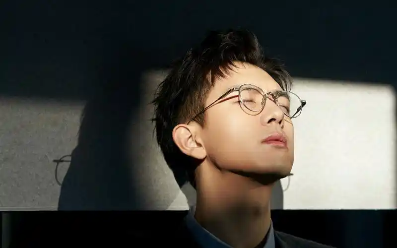 李现斯文帅气写真桌面壁纸-大陆明星-壁纸下载-美桌网