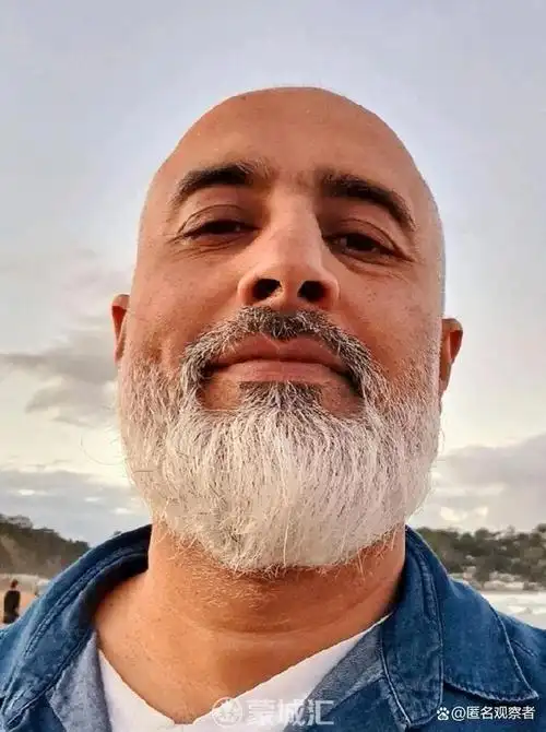 机舱中就出现混乱,一名光头大胡子的男子嘴里念念有词