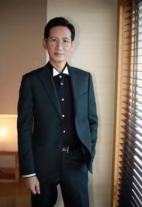 《扶摇》拆cp助攻,王劲松西装革履,内搭黑白配衬衫抢镜:时髦