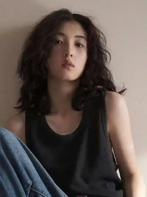 秦岚的烫发,草率了……_卷发_短发_脸型