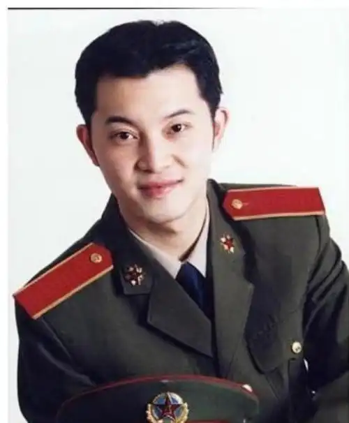 当年的沙溢也是一名皮肤白皙,面容俊俏的奶油小生.