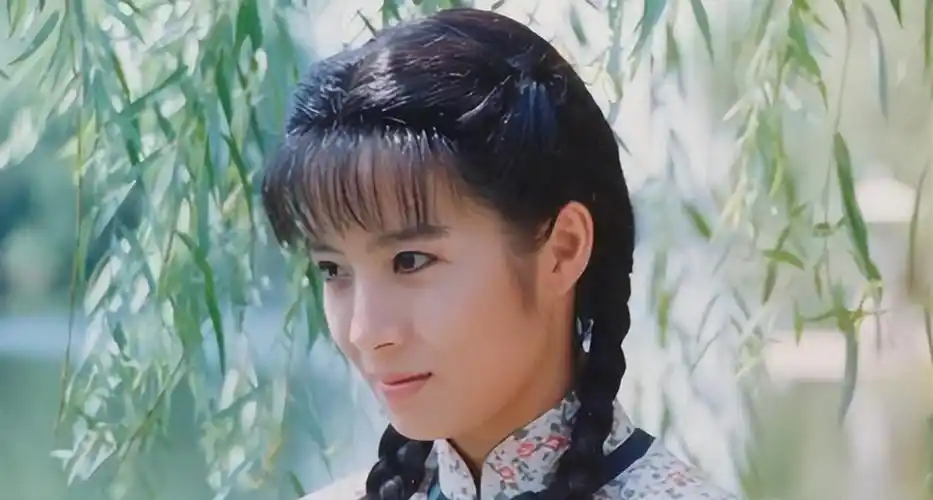 琼瑶御用女主角岳翎饰演的女主角"青青"清纯秀丽,毫无疑问她是美的.