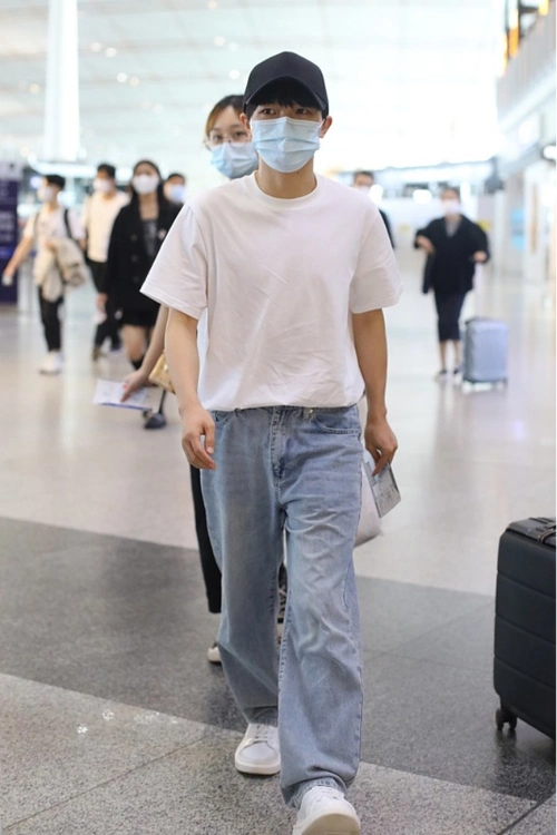 别看周深个子小可穿搭没失败过穿白t恤配牛仔裤像大学学长