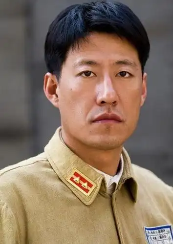 于震,1975年5月10日出生于北京,毕业于中央戏剧学院,中国内地男演员.