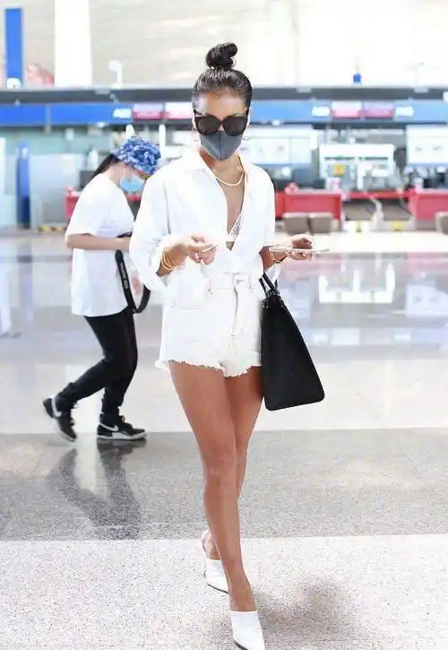 吉克隽逸穿衣依旧时尚,"蝴蝶结"上衣秀身材,中国"蕾哈娜"_优势_首饰