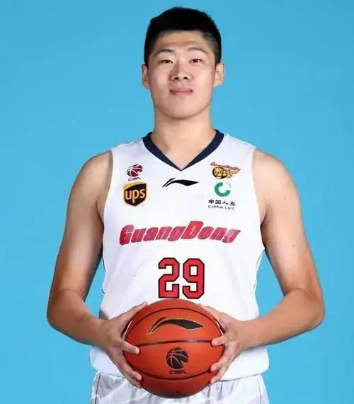 曾经也是cba的希望之星,出身广东青训的他属于迷你型的内线,身高2米08