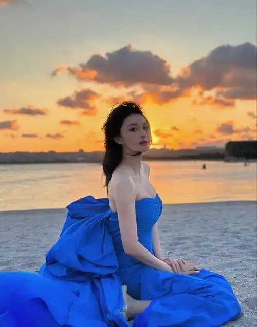 张馨予妈妈年轻得过分了,花甲年龄还穿热裤吊带,比女儿都抢眼_审美