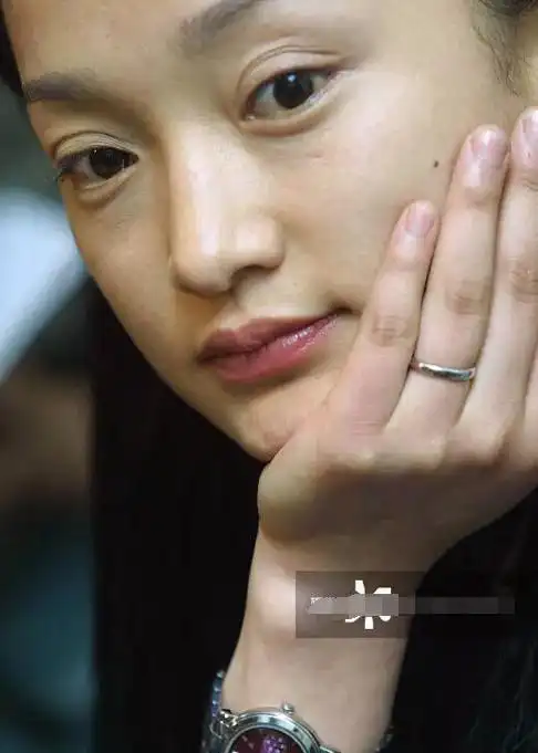 女星年代久远的照片:高圆圆年轻时眼纹就好重,周迅皮肤也白皙过|周迅|