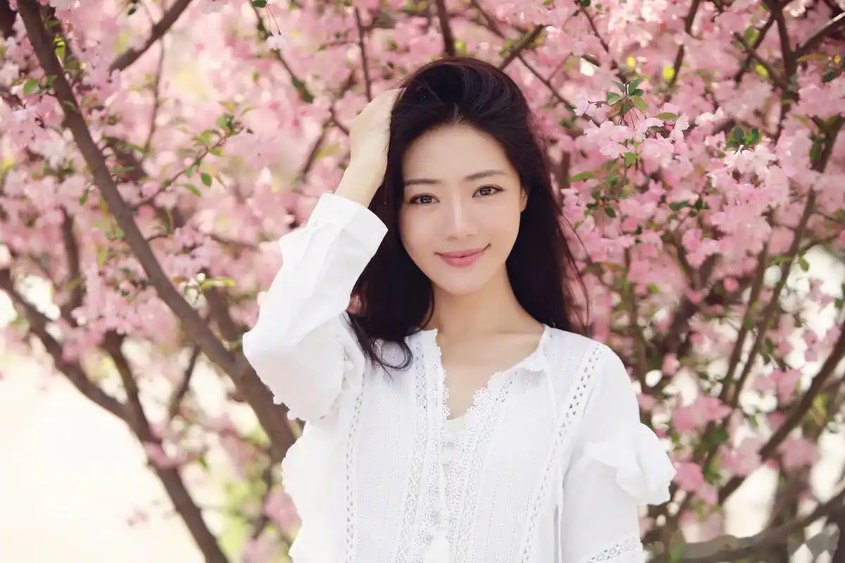 邓家佳0517生日快乐《爱情公寓》里的唐悠悠;《无证之罪》里的朱慧如