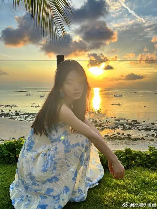 赵今麦自拍vs他拍#赵今麦一起看日落随拍来了, 海边落日氛围感侣