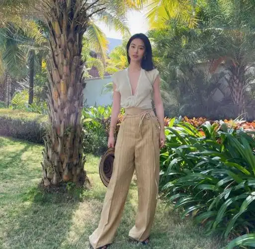 杨采钰火辣身材太惹眼露背亮片裙优雅大气真空上阵不惧走光