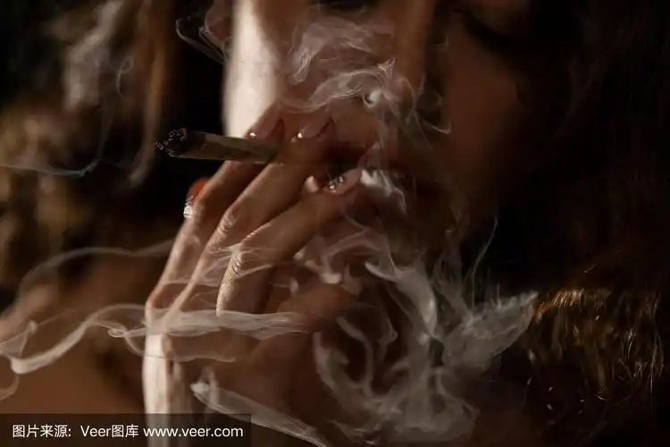 在黑暗中抽烟的女人,孤独的女人