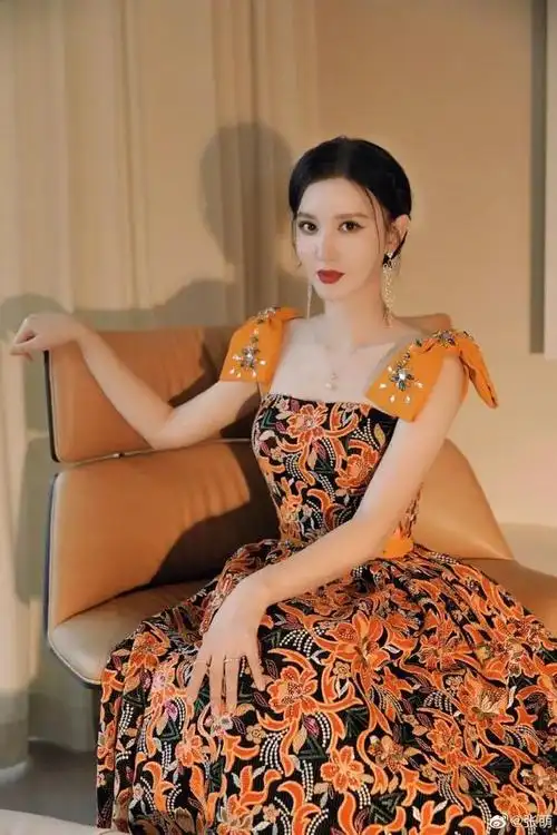 张萌穿橘红条纹抹胸长裙超美艳雪肤玉貌太性感妖娆