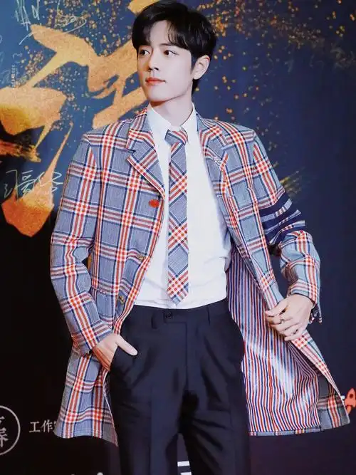 下半身肖战选择的就是一条黑色的西装裤,合身的剪裁将他优越的大长腿