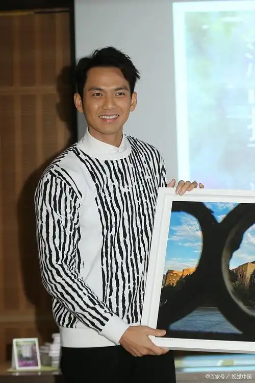 近日,一张网友晒出的偶遇钟汉良的照片引起了广泛的震动和讨论.