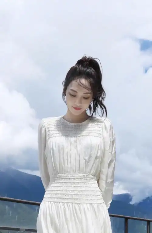 王霏霏衣品很在线身穿白色连衣裙配高马尾既舒适又不乏时尚感