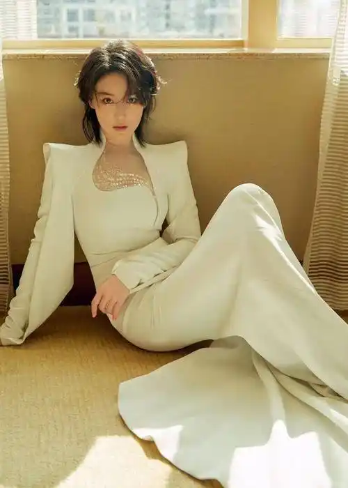 张馨予这一身礼服真心高级,剪裁设计一看就是高定风_质感_感觉_裙摆