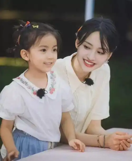 郑爽首次分享女儿近照母女似复制粘贴画面温馨力破虐童谣言