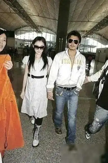 香港娱记爆出大瓜谢霆锋和王菲分手谢霆锋要和张柏芝复婚这