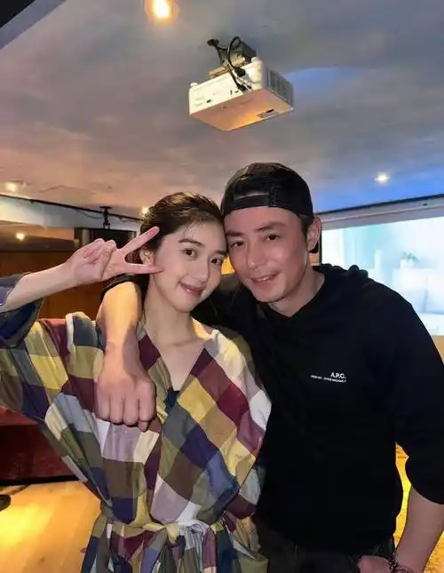 霍建华和李凯馨合影,被过度解读,李凯馨也感谢林心如的热情招待_网友