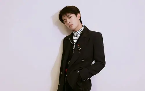 易烊千玺简约帅气写真图片桌面壁纸