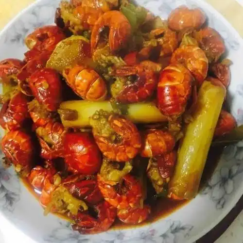 香炒虾尾是由适量油,适量葱姜,6个蒜瓣,2个干辣椒,2个青椒,5ml白酒,5g