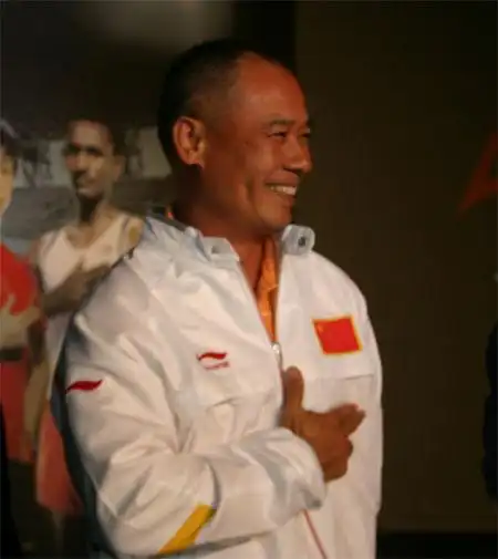 奥运英雄李宁向大家展示英雄手势