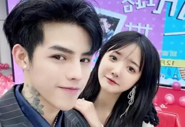 白小白歌手个人资料-网红白小白直播辟谣,否认自己已结婚生子,表示