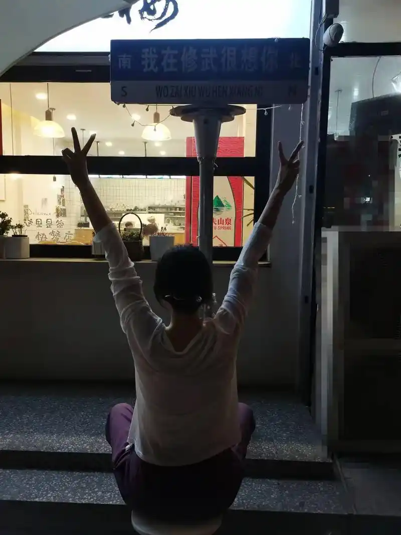 剪刀手#背影的故事 - 抖音