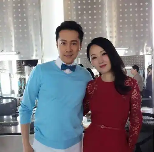 原创蔡国庆妻子正脸照罕见曝光颜值气质不输女明星难怪不愿意公开