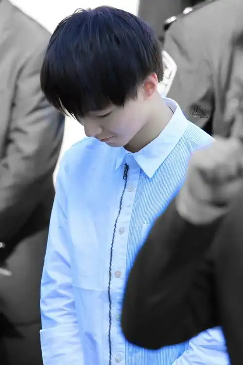 王俊凯超话七年前今日十五岁第一次走进人民大会堂,参加优秀青年座谈