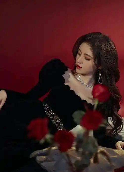 完美无瑕的鞠婧祎漏出马脚,自诩天生发量王者的她,头发并不多!