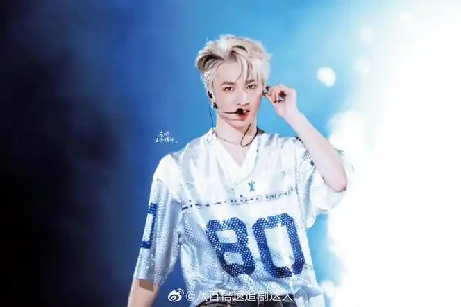 刘耀文这套舞台妆造真的封神了银发好