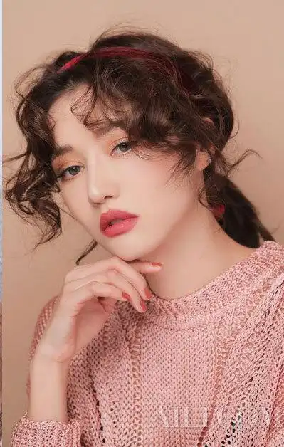 超火的韩系卷发娃娃烫来了 好打理还巨显瘦|发型|韩系|娃娃烫_新浪