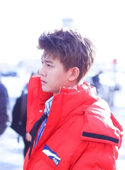 240105 任嘉伦机场造型获赞,粉丝热议青春潮流风!