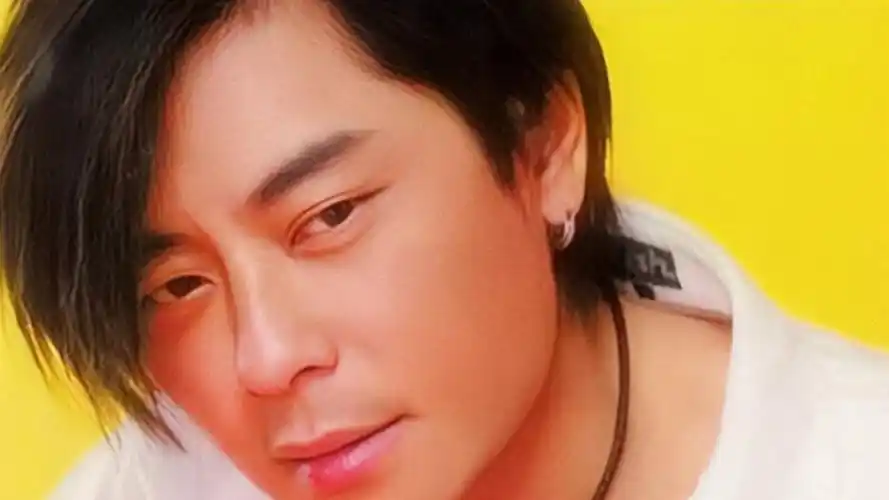 王杰正是因为这首歌,被人嫉妒导致嗓子被毒毁,如今已是乐坛绝唱