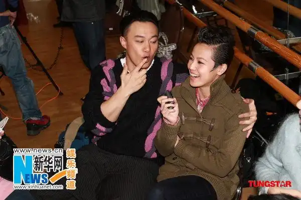 杨千嬅挺大肚献唱 陈奕迅何韵诗湿吻吓坏人