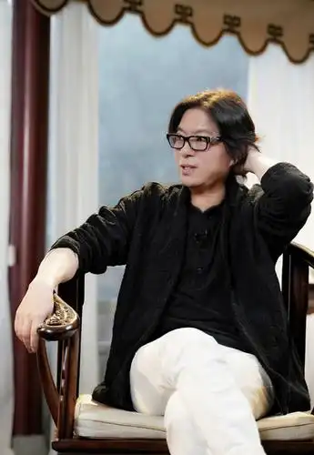 高晓松暴瘦至143斤戴红围巾风度翩翩颜值直追吴亦凡