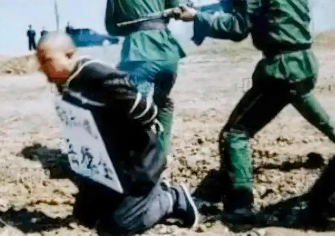 这张照片描述的是90年代郊外刑场一名死刑犯被执行死刑的瞬间.