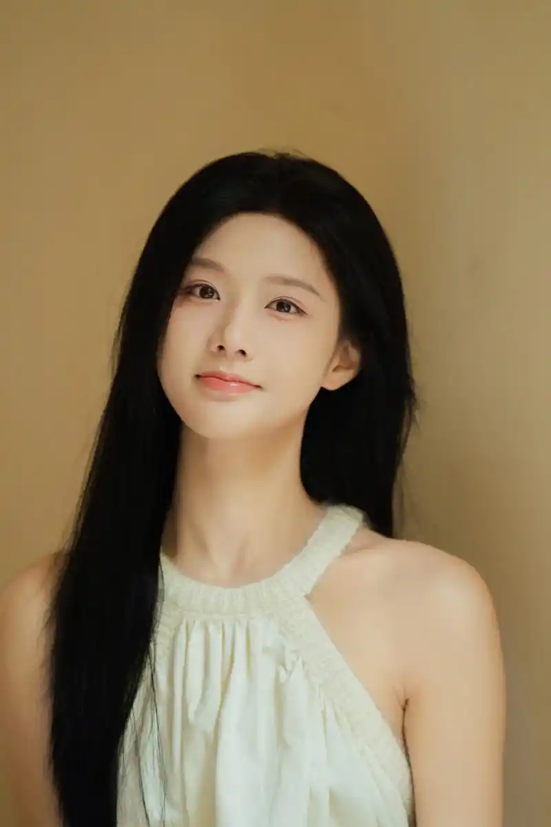 陈意涵estelle一身白色挂脖长裙,轻盈柔美,甜度满分.