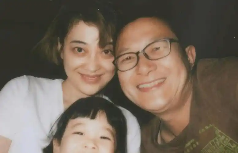 梅婷一家四口在法国发传单,现实版《父母爱情》,女儿颜值引热议_孩子