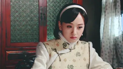 梁山cp再合体,杨蓉穿大红旗袍妩媚优雅,与张铭恩配了一脸!