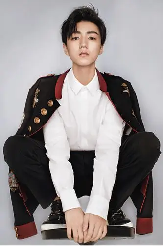 王俊凯 时尚芭莎 手机壁纸5p