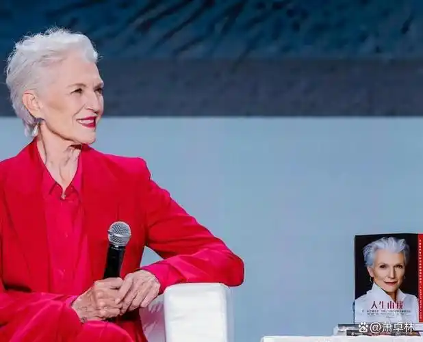 马斯克76岁母亲现身杭州西湖!牛仔服配时髦阔腿裤,一点都不显老