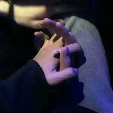 甜美男女牵手情头头像,情侣头像图片-回车桌面